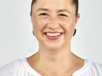 Foto von Larissa Mitzkat im weißen Oberteil mit Dutt